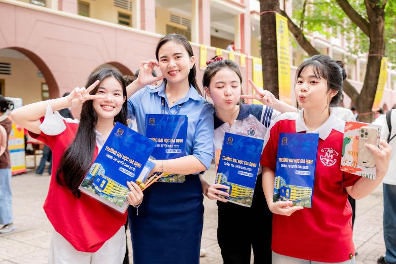 Hinh anh sinh vien hoc tap va lam du an truyen thong da phuong tien tai cac truong dao tao nganh truyen thong